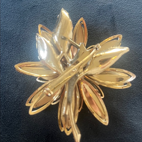Gold Tone Flower Brooch Pin Crystal Center Statement‎ Jewelry Women - Picture 2 of 2